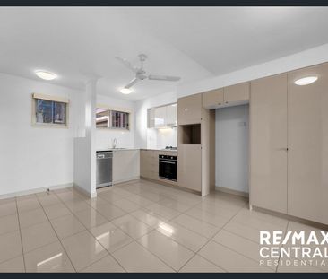 1 BEDROOM APARTMENT – CLOSE TO TRAIN STATION! - Photo 5