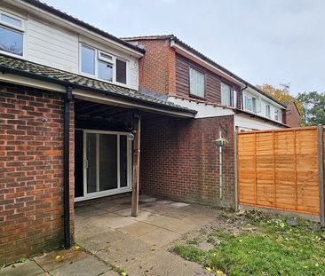 3 Bedroom Terraced House - Photo 2