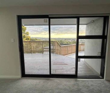 Brand new studio unit with stunning views - Photo 2