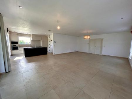 Energiezuinige villa met 5 slaapkamers, 2 badkamers, garage en aangelegde tuin! - Photo 3