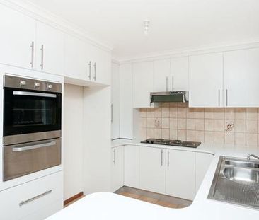 Spacious Scullin 3 bedroom townhouse - Photo 2