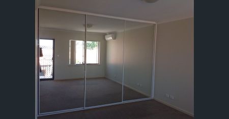 Beautiful Townhouse in Stirling - Photo 2