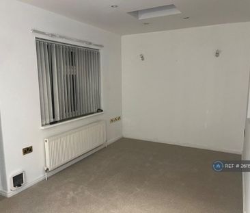 4 bedroom semi-detached house to rent - Photo 1