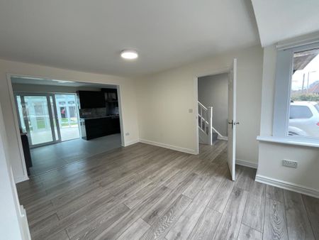 3 bedroom semi-detached house to rent - Photo 5