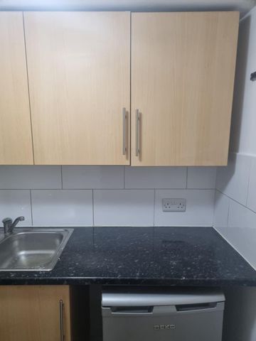 Studio Flat, West India Dock Road, E14 - Photo 2