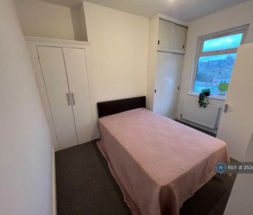 1 bedroom in a flat share to rent - Photo 5
