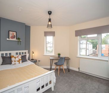 Beautiful rooms available in a professional house share - Photo 6