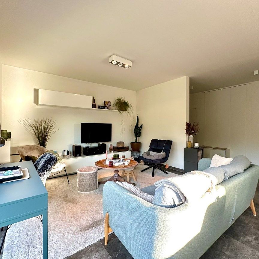 Modern penthouse met drie slaapkamers, groot terras en zicht op het groen - Photo 1