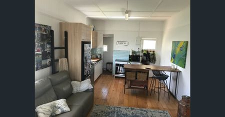 Delightful Cottage in Super-Convenient Location! - Photo 5