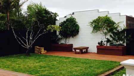 Reduced Rent on One Bedroom flat with private yard - Photo 3