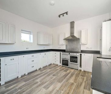 A stunning Grade II Listed Victorian house with a sweeping carriage... - Photo 6