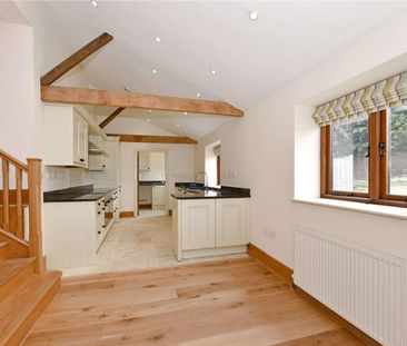 Converted stables in country estate setting with views over fields - Photo 6