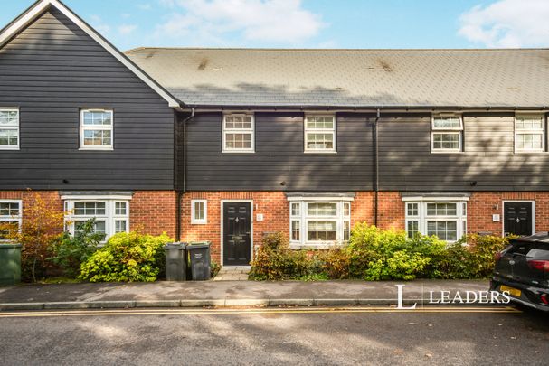 3 bedroom house to rent Sheldon Way, Larkfield, Aylesford, Kent, ME20 - Photo 1