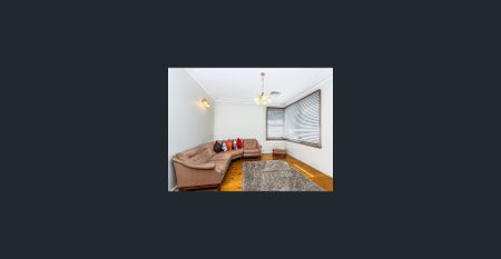 Beautiful 4 Bedroom, Walking Distance To Station! - Photo 2