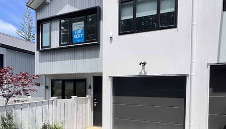 Stunning Four Bedroom Townhouse - Photo 4