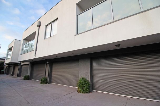 Unbeatable location! - Photo 1
