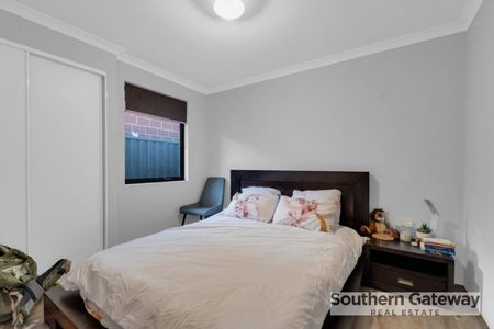 Modern Family Home - Photo 5