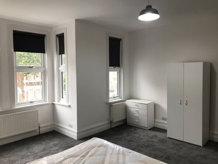 5 Bed Terraced House, Shrewsbury Road, E7 - Photo 2