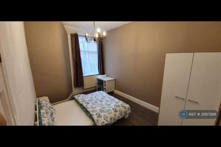 4 bedroom terraced house to rent - Photo 4