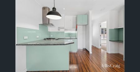 Easy living close to shops, bus stop & schools! - Photo 2