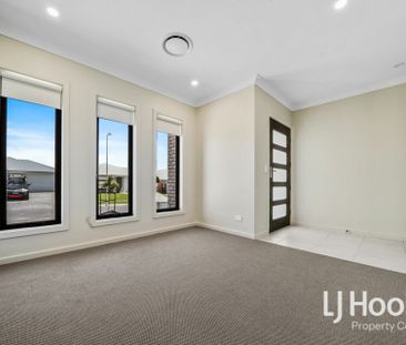 Modern Family Home with Ducted Air Conditioning & Media Room - Photo 2