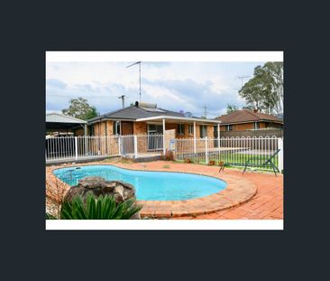 Three-bedroom house with pool close to schofields train station - Photo 4