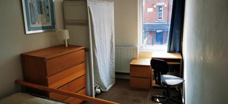 1 bedroom in a flat share to rent - Photo 3