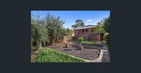 Comfortable Home in a Convenient Essendon Pocket - Photo 2