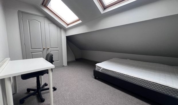 Spacious 6 bedroom House with 2 bathrooms - Photo 1