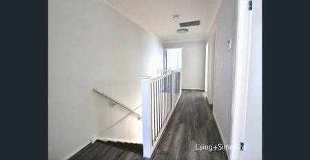 Modern three-bedroom townhouse with quality finishes - Photo 4