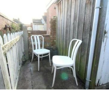 2 Bed Terraced House, Falcon Grove, NG7 - Photo 4
