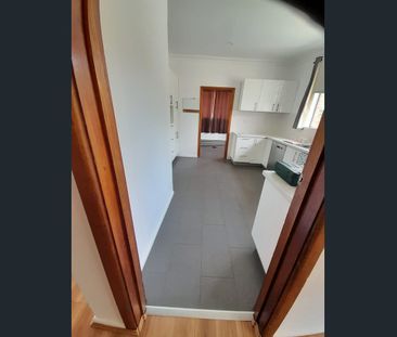 Double brick 3 bedroom home in East Queanbeyan - Photo 5