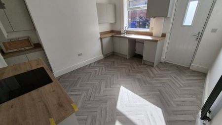 2 bed Terraced - To Let - Photo 4