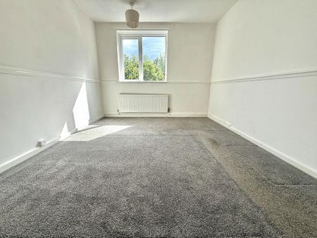 3 bedroom flat to rent - Photo 4