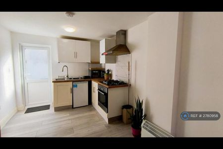 Studio to rent - Photo 2