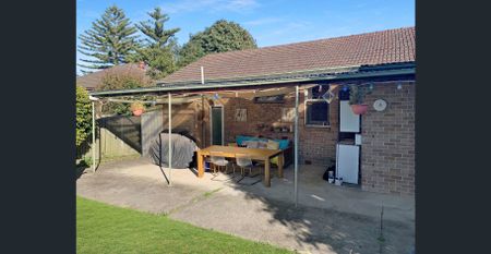 Pet Friendly 3 Bedroom house with Built-ins! - Photo 5