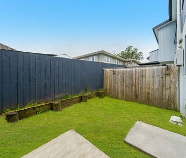 199D Whitney St - Near New- 3 Bedroom Townhouses - Photo 4