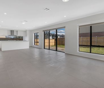 SPACIOUS, LIGHT & BRIGHT FAMILY HOME - Photo 3