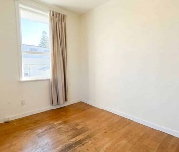Spacious 4-Bedroom Family Home with Sunroom in... - Photo 3