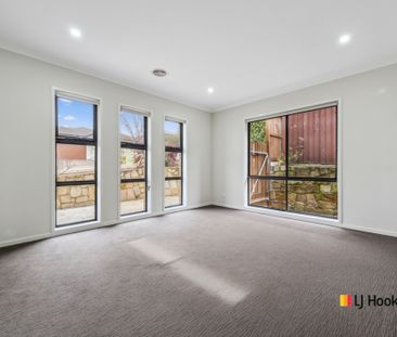 Spacious 4 Bedroom Home - Photo 4