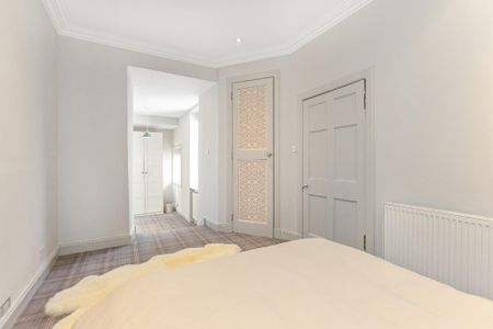 3 bedroom flat to rent - Photo 4