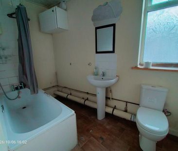 3 bedroom flat to rent - Photo 6