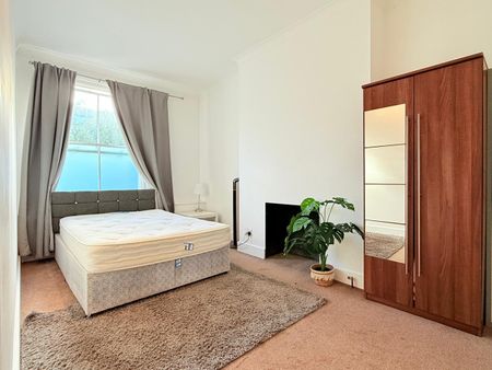 2 Bed Flat, Warwick Gardens, W14 - Photo 2