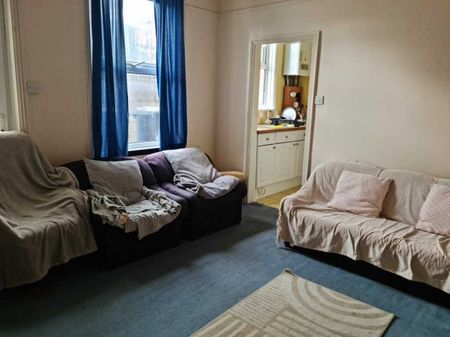 large 2 bed flat in the heart of Winton - Photo 3