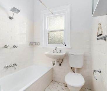 Sunlit Art Deco Apartment with Ocean Views - Photo 5