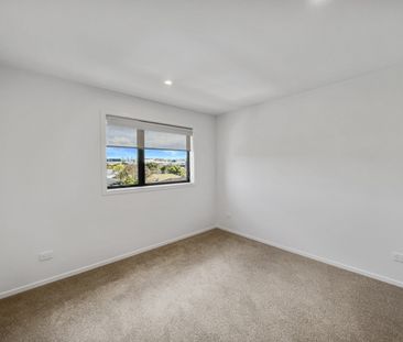 Spacious Townhouse - Photo 6