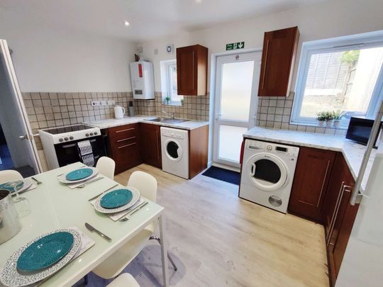 Newly Refurbished! Modern Rooms...🌟 Room 1 - Photo 1