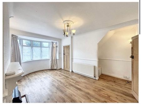 3 Bed Terraced House, Harborough Road, LE4 - Photo 2