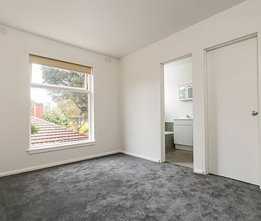 ONE BEDROOM APARTMENT IN PERFECT LOCATION! - Photo 4