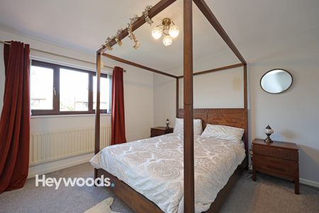 4 bed detached house to rent in The Saplings, Newcastle-under-Lyme, Staffordshire - Photo 2